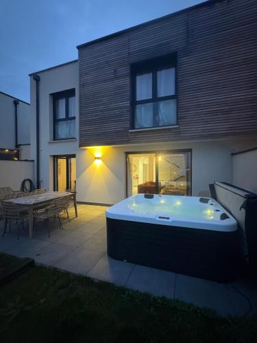 La Bulle Dorée Luxury private Jacuzzi House 4 BR Tourist Center gîte à louer Amnéville
