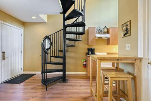 Suites On Chocolate - The Theater - image 7