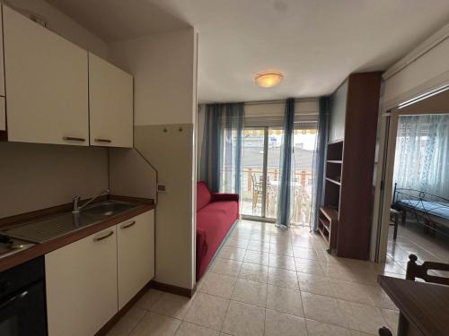 Flat with side sea view just steps from the beach