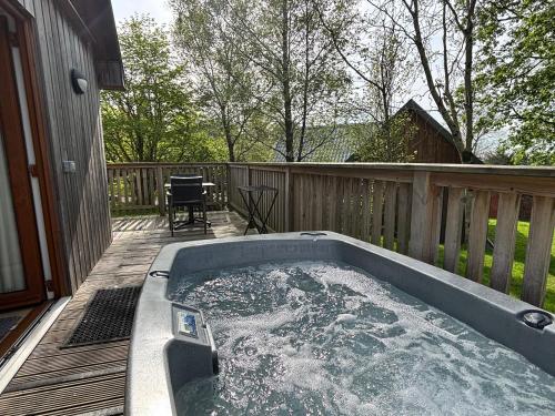 Kestrel Lodge 2 with Hot Tub in 紐頓斯圖華特