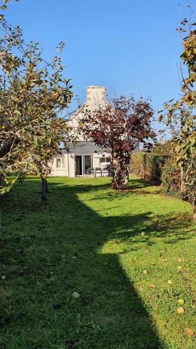 Maison avec son grand jardin clos 500m de l'océan (Maison avec son grand jardin clos 500m de l'ocean) in Pont-Croix