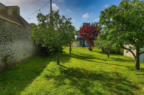Maison avec son grand jardin clos 500m de l'océan (Maison avec son grand jardin clos 500m de l'ocean) in Pont-Croix