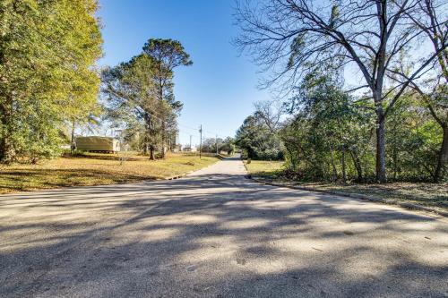 1 Mi to Dtwn Enterprise Pet-Friendly Home with Yard in 恩特普賴斯