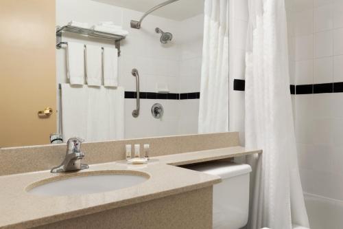 Days Inn & Suites by Wyndham Moncton Room Type - Queen Room - Disability Access