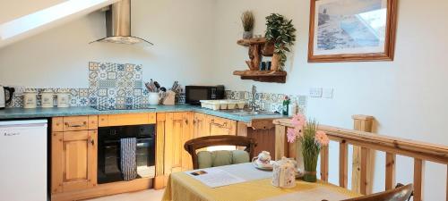 Wesley House Holidays - Quirky Cottage in 4 private acres - image 12