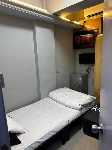 Furnished Room For Solo Traveler in 柴灣