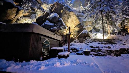 Alpen Way Chalet Mountain Lodge in Evergreen, USA