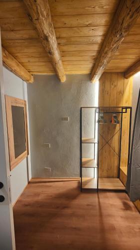 Boutique Alpine Two-Bedroom by SupaStays in 拉薩克斯