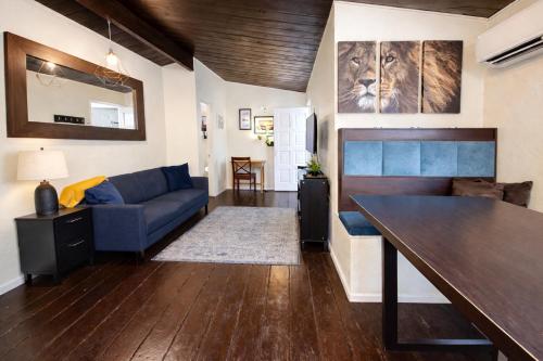 Sunset Haven: Lakeside Charm in Ocean Beach in San Diego, USA