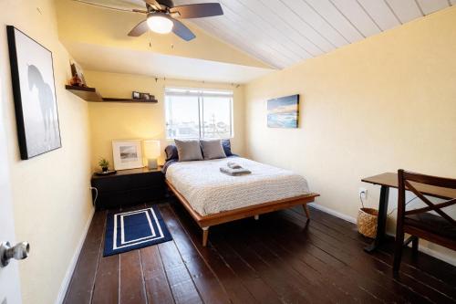 Sunset Haven: Lakeside Charm in Ocean Beach in San Diego, USA