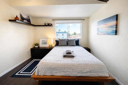 Sunset Haven: Lakeside Charm in Ocean Beach in San Diego, USA