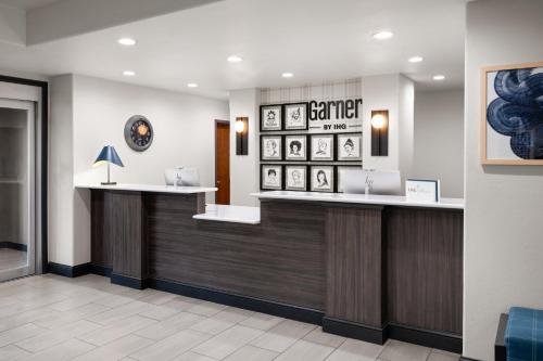 Holiday Inn Express Hotel & Suites Brookings an IHG Hotel - image 2