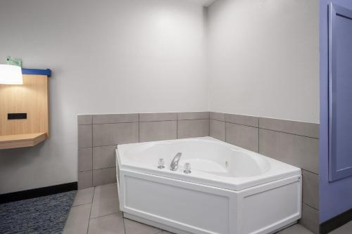 Holiday Inn Express Hotel & Suites Brookings an IHG Hotel - image 13
