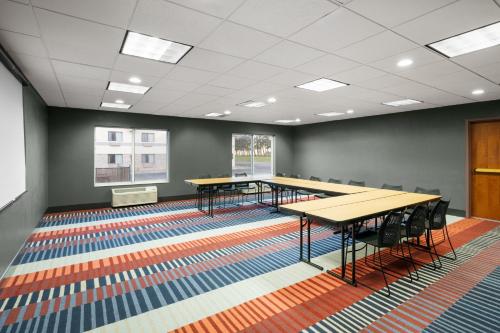 Holiday Inn Express Hotel & Suites Brookings an IHG Hotel - image 8