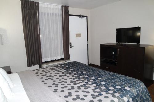 Econo Lodge North - image 3