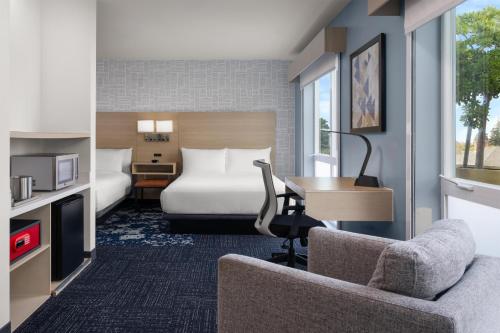 Aiden by Best Western Berkeley Room Type - Queen Room with Roll-in Shower - Mobility Accessible