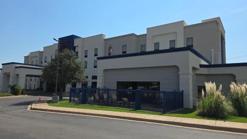 Hampton Inn & Suites Lawton - image 11