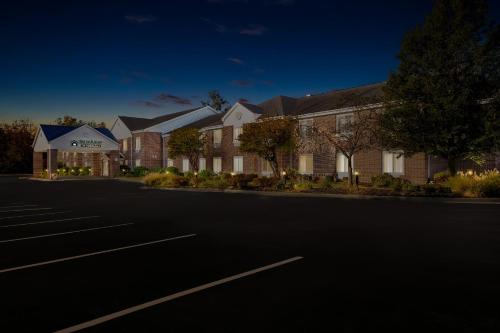 HomeTowne Studios by Red Roof East Lansing - Okemos in Okemos, USA