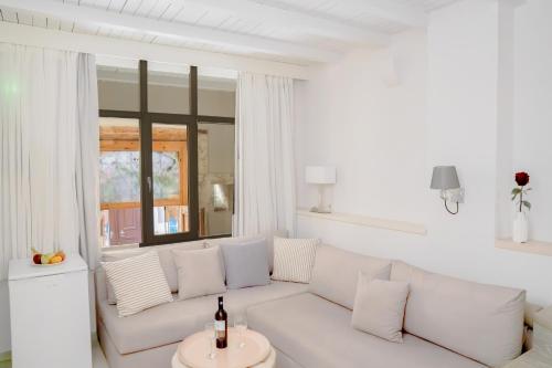 1 king bed, 2 sofa beds