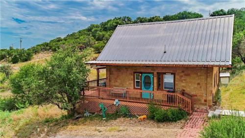 RUSTIC BLUEBONNET CABIN With VIEW BY HIDDEN FALL PARK in Marble Falls, USA