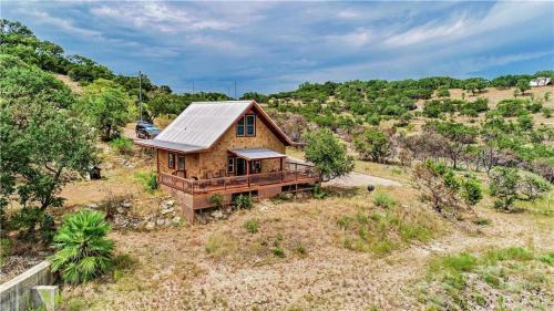 RUSTIC BLUEBONNET CABIN With VIEW BY HIDDEN FALL PARK in Marble Falls, USA