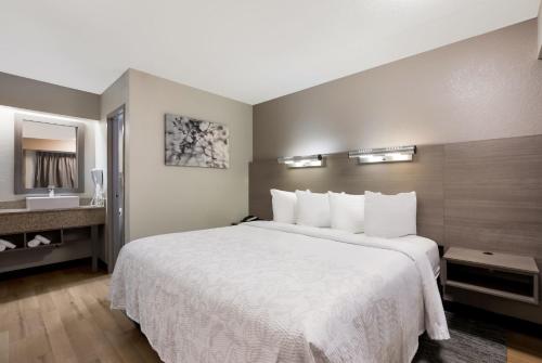 Red Roof Inn PLUS+ Chicago - Naperville in Naperville, USA