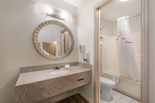 浴室, 克罗斯维尔瑞德如福汽车旅馆 (Red Roof Inn Crossville) in 克羅斯維爾