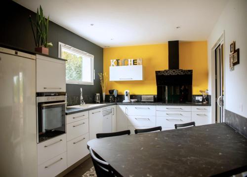 Grand Gîte Le Saule en Scie - 3 étoiles - Spa, 6 à 14 pers, jardin clos, 30 mn PuyduFou (Grand Gite Le Saule en Scie - 3 etoiles - Spa, 6 a 14 pers, jardin clos, 30 mn PuyduFou) in Nueil-les-Aubiers