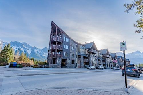 Rundle Range Retreat Lux Mtn View Condo near dt - image 2