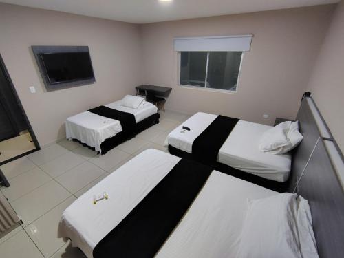 2 queen beds