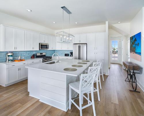 5 bedrooms, 6 beds