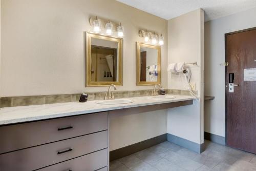 GreenTree Inn Montrose - image 7