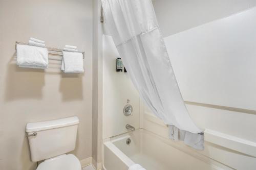GreenTree Inn Montrose - image 9