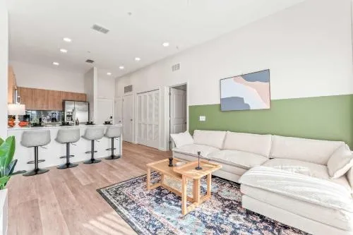 Riviere 3BR Apartment Stylish King Family Pets Friendly Pool & Gym Near Epic Universe photo 2
