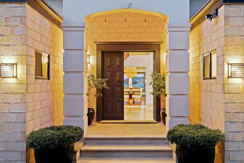 Waters Edge by Coast Hosting in Point Clare