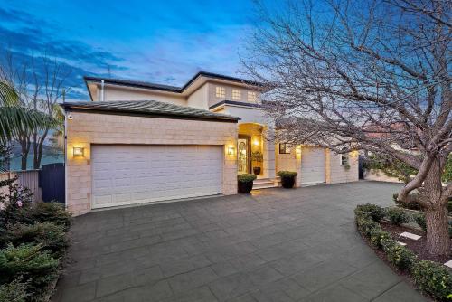 Waters Edge by Coast Hosting in Point Clare
