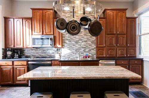 Huge Historic Renovated Home-Walk to All-Highlands – khách sạn tại Irish Hill
