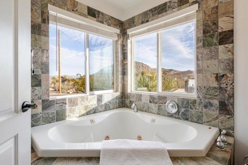 Santuario - 40 acres, EV, hot tub, pool, pizza oven – khách sạn tại Joshua Tree (CA)