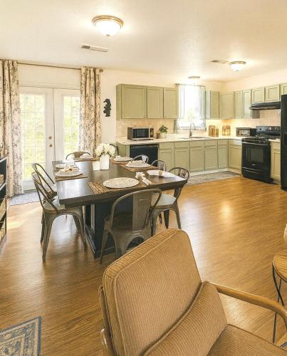 廚房, 3 Bedroom - Sleeps 10 - The Lagniappe Escape in 馬克斯維爾