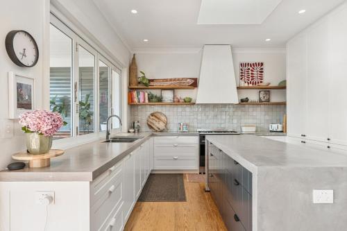 Tranquil Parkside Retreat in Willoughby + Studio - image 11