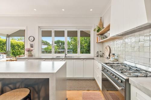 Tranquil Parkside Retreat in Willoughby + Studio - image 5