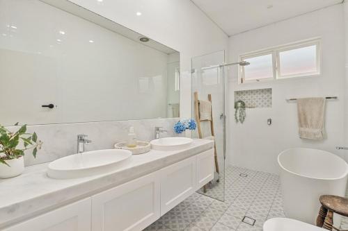 Tranquil Parkside Retreat in Willoughby + Studio - image 4