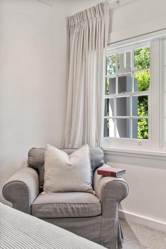 Tranquil and Spacious Parkside Retreat in Willoughby - image 6