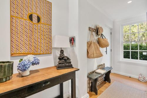 Tranquil and Spacious Parkside Retreat in Willoughby - image 2