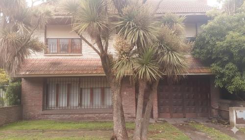 Casa con Cochera techada