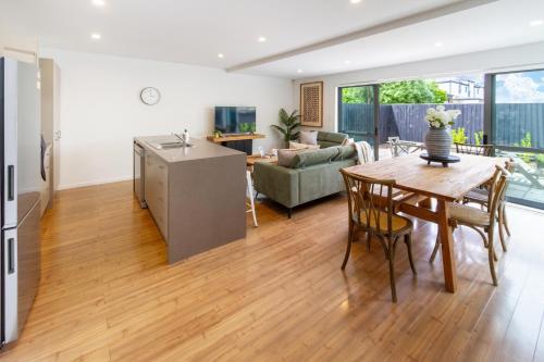 Sherborne Secure Townhouse with Double Garage – khách sạn tại Mairehau
