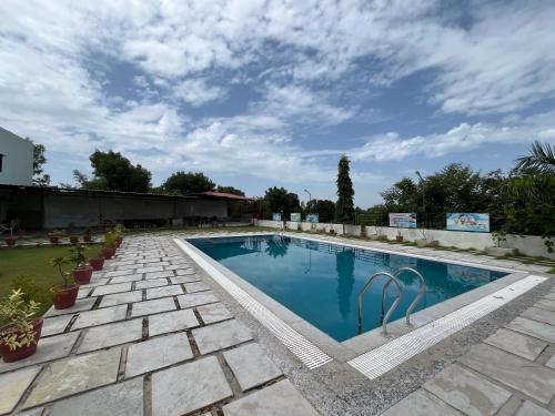 SHREE DWARKESH RESORT & WATERPARK 966o9o1oo6 07km from shreenathji temple By SK, Nāthdwāra