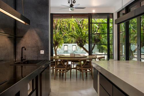 Walk, Best of Berawa, 5bd villa, 2min from Finns