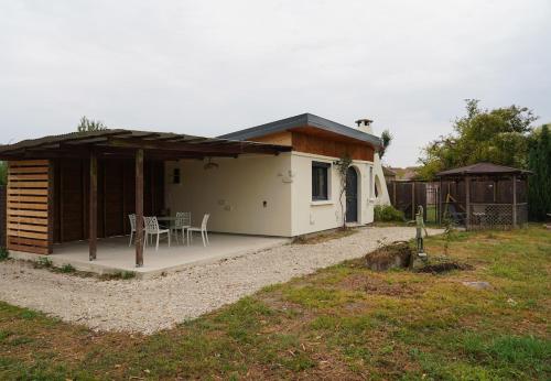 Cottage - La Petite Chaumière (Cottage - La Petite Chaumiere) in Rouilly-Sacey