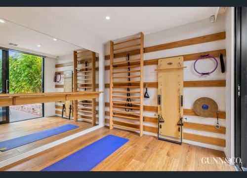 Luxury Family Retreat, Sleep 7, Parking & Garden in Yarraville